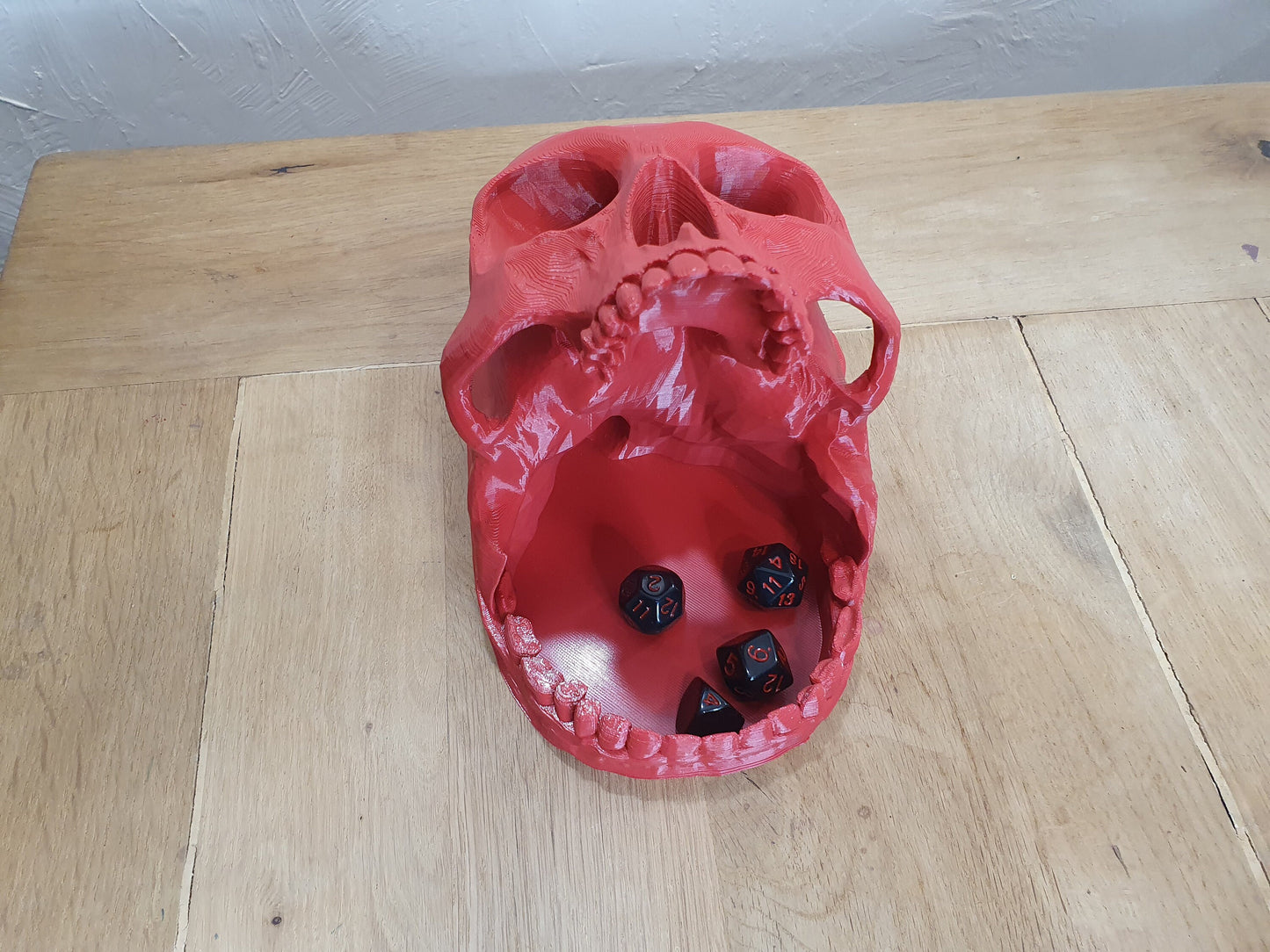 Skull Dice Tower - compatible with regular D20 size and below - 3D printed in any colour you like! Can be personalised with text/logo